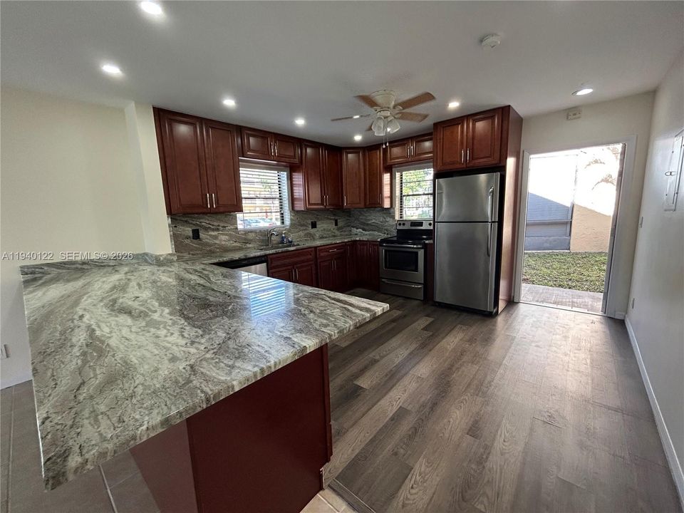 В аренду: $2,200 (2 спален, 2 ванн, 1015 Квадратных фут)