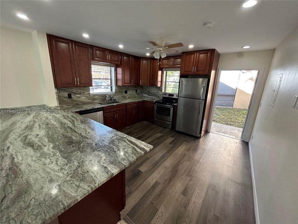 В аренду: $2,200 (2 спален, 2 ванн, 1015 Квадратных фут)