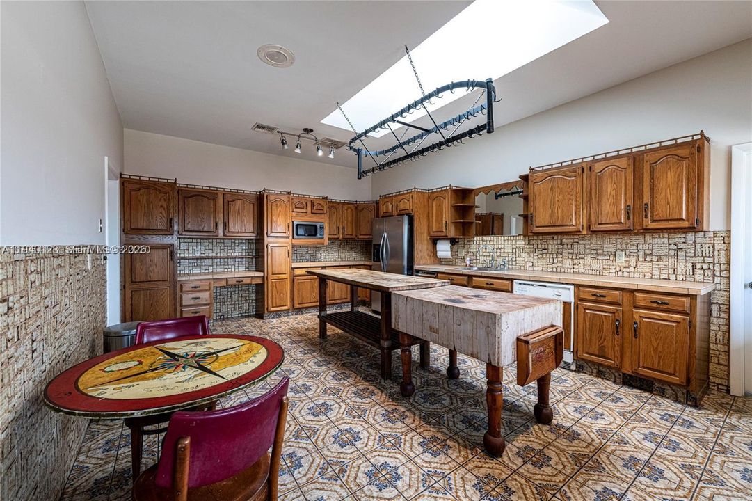 В аренду: $5,000 (3 спален, 2 ванн, 44156 Квадратных фут)