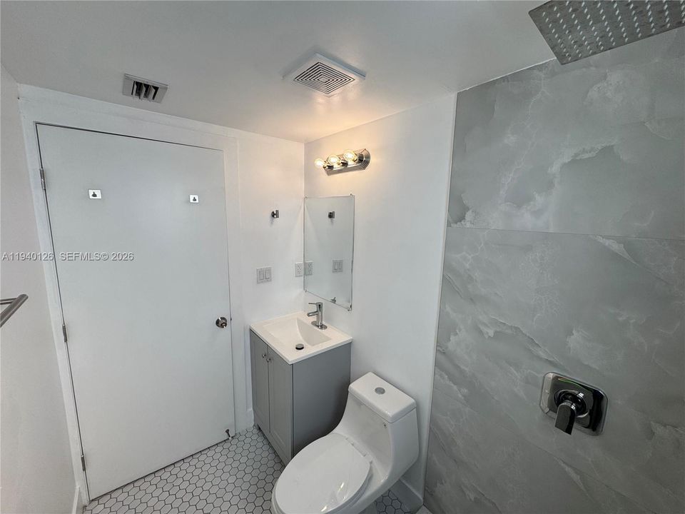 出租: $1,600 (1 贝兹, 1 浴室, 1000 平方英尺)