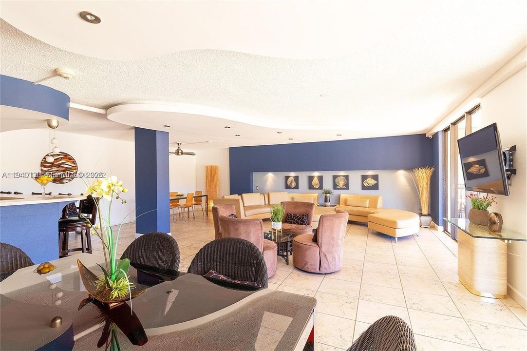 For Rent: $2,500 (2 beds, 2 baths, 996 Square Feet)