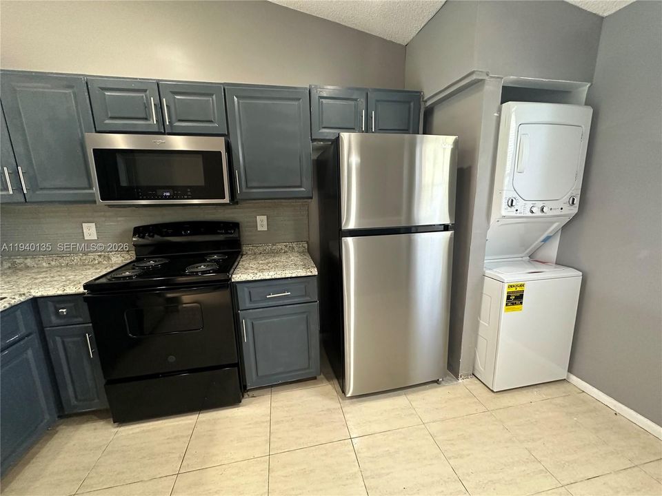 For Rent: $1,950 (2 beds, 2 baths, 889 Square Feet)