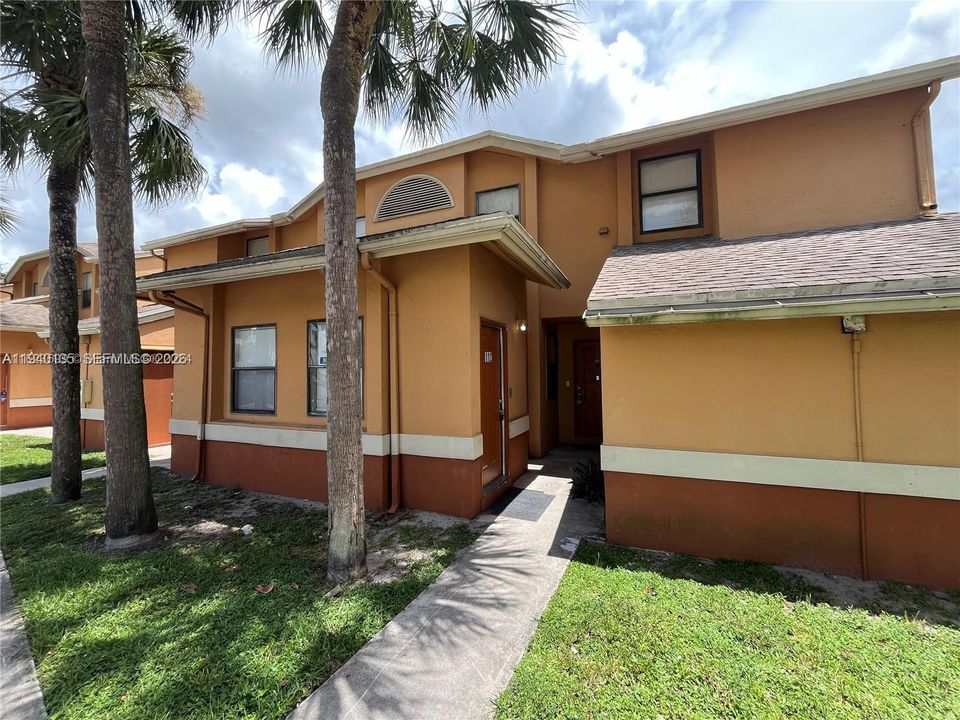 For Rent: $1,950 (2 beds, 2 baths, 889 Square Feet)