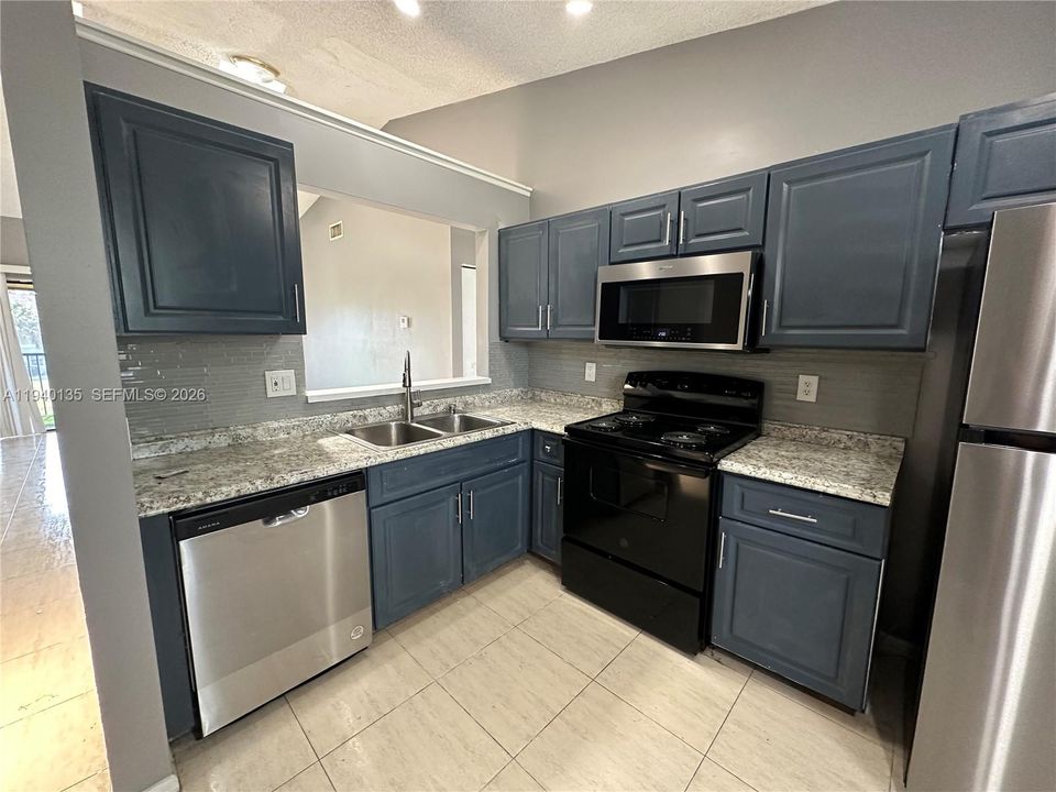For Rent: $1,950 (2 beds, 2 baths, 889 Square Feet)