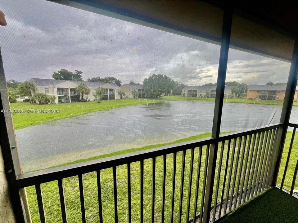 For Rent: $1,950 (2 beds, 2 baths, 889 Square Feet)