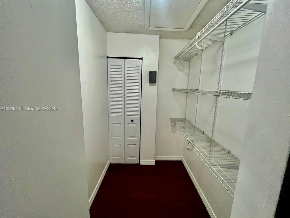 For Rent: $1,950 (2 beds, 2 baths, 889 Square Feet)