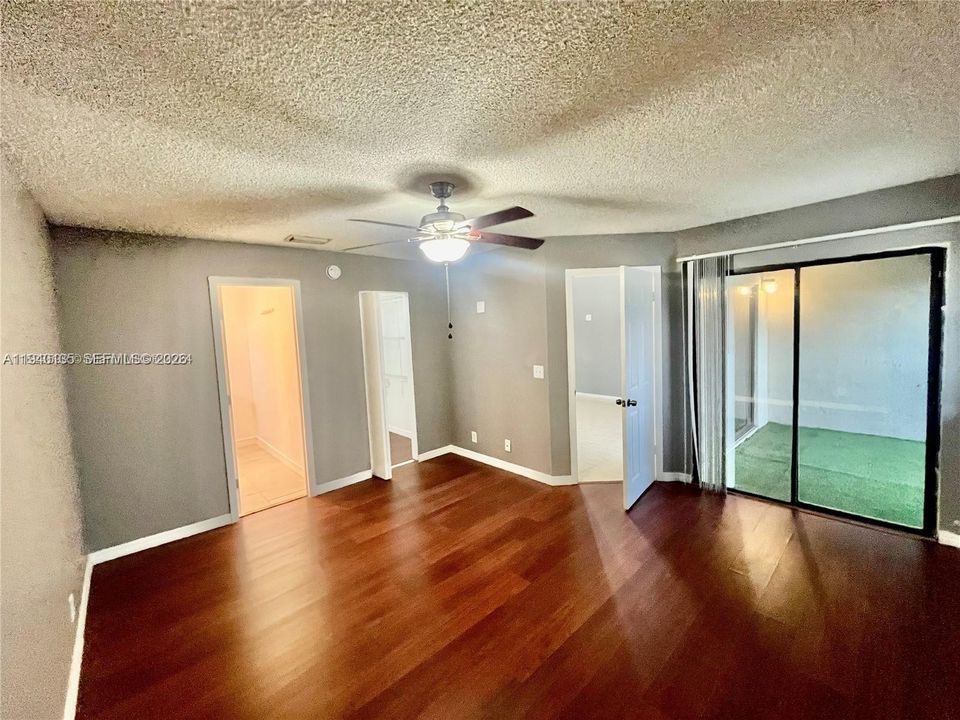 For Rent: $1,950 (2 beds, 2 baths, 889 Square Feet)