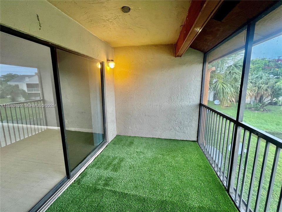 For Rent: $1,950 (2 beds, 2 baths, 889 Square Feet)