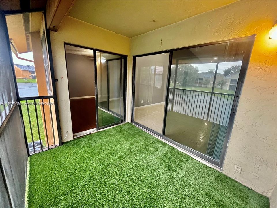 For Rent: $1,950 (2 beds, 2 baths, 889 Square Feet)