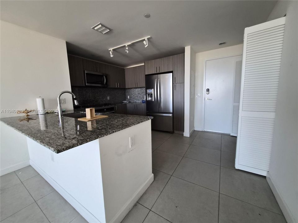 В аренду: $2,700 (1 спален, 1 ванн, 661 Квадратных фут)