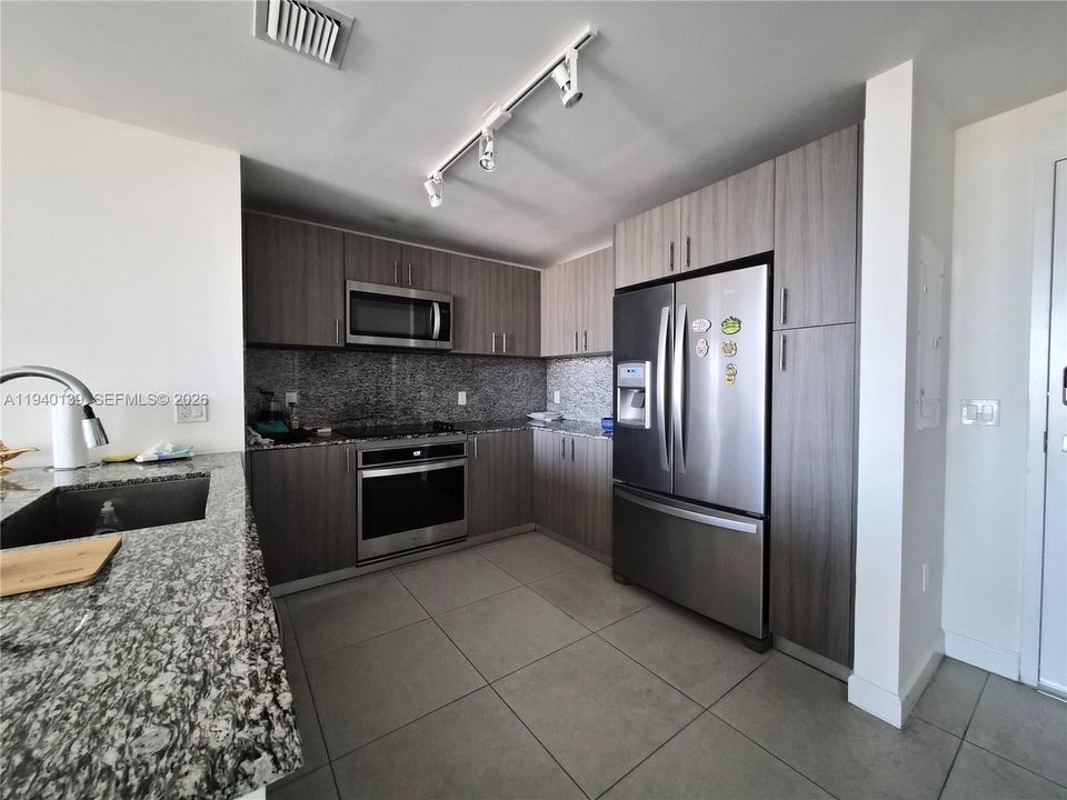 В аренду: $2,700 (1 спален, 1 ванн, 661 Квадратных фут)