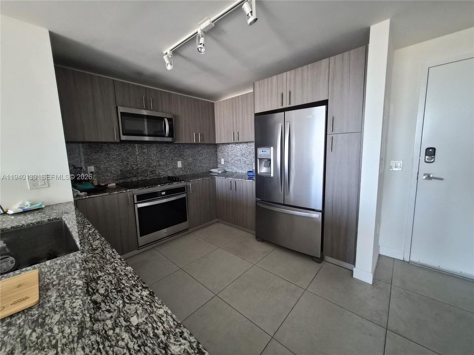 В аренду: $2,700 (1 спален, 1 ванн, 661 Квадратных фут)