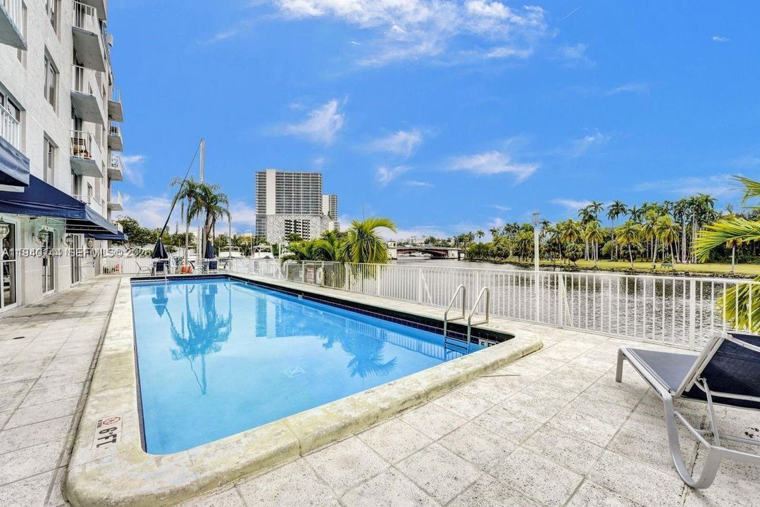 For Rent: $1,850 (1 beds, 1 baths, 634 Square Feet)