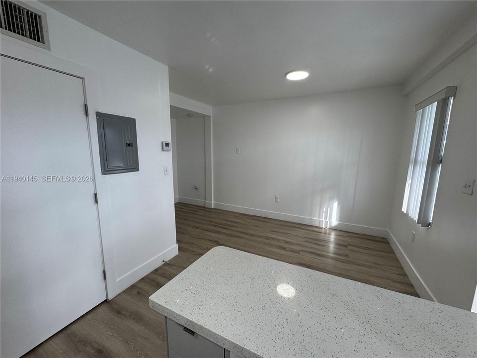 出租: $1,600 (1 贝兹, 1 浴室, 1000 平方英尺)