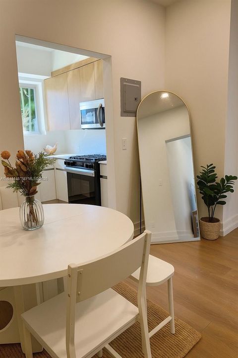 For Rent: $3,150 (2 beds, 1 baths, 800 Square Feet)