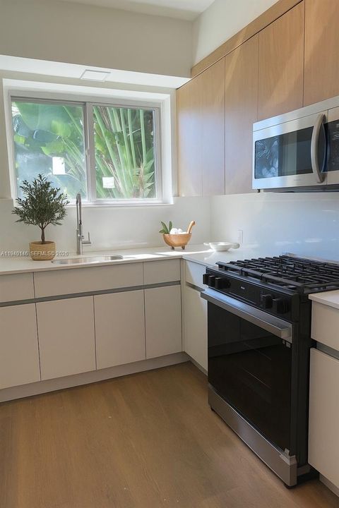 For Rent: $3,150 (2 beds, 1 baths, 800 Square Feet)