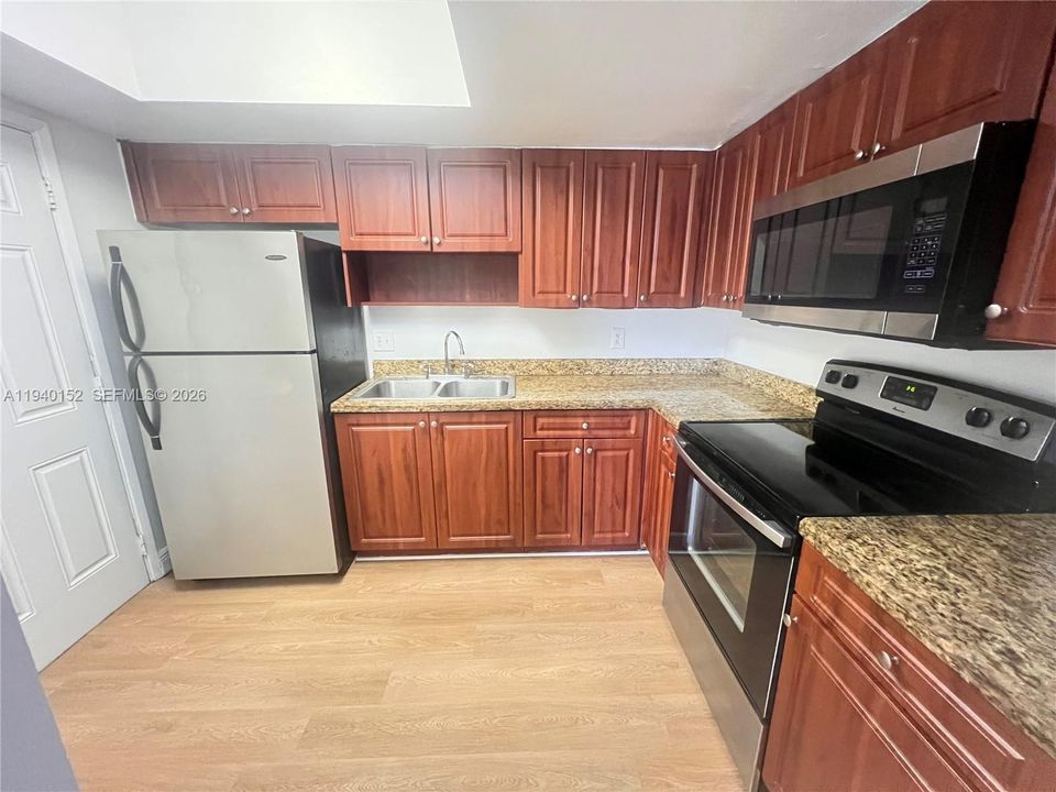 出租: $1,700 (2 贝兹, 2 浴室, 894 平方英尺)