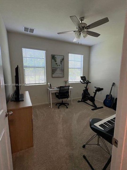 For Rent: $2,000 (4 beds, 2 baths, 1929 Square Feet)