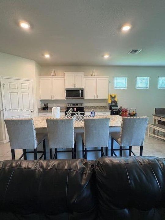 For Rent: $2,000 (4 beds, 2 baths, 1929 Square Feet)