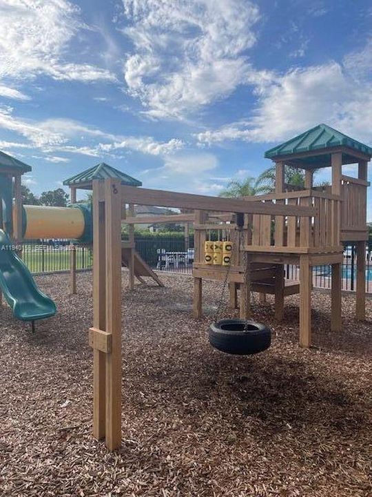 For Rent: $2,000 (4 beds, 2 baths, 1929 Square Feet)