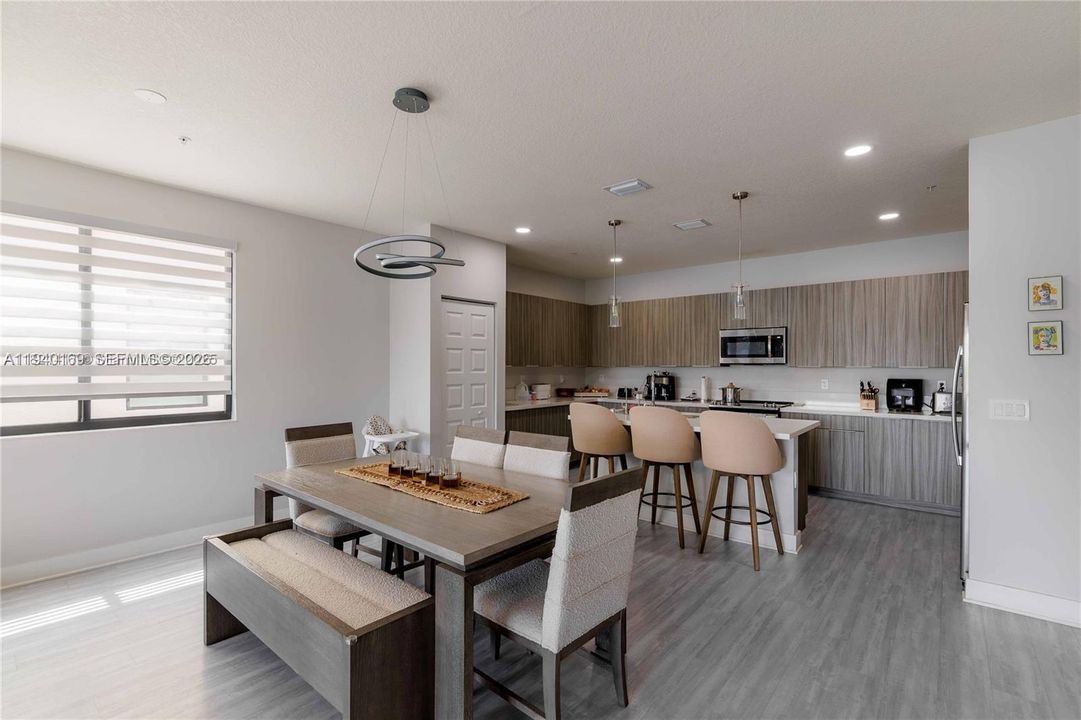 出租: $5,800 (3 贝兹, 3 浴室, 2946 平方英尺)