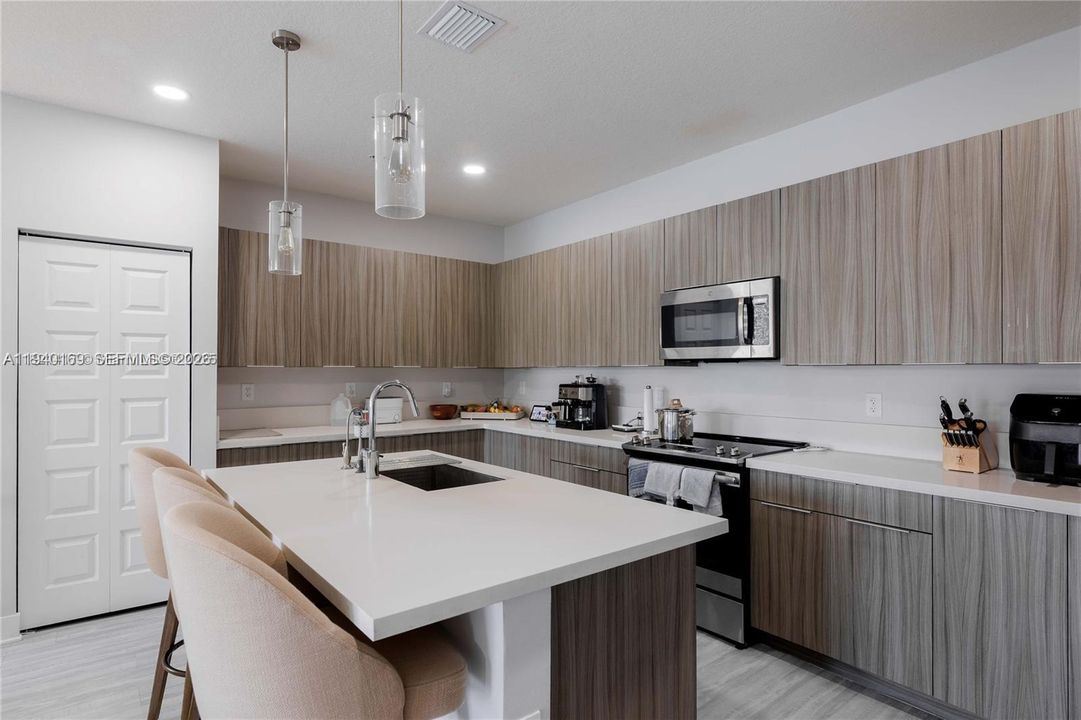 出租: $5,800 (3 贝兹, 3 浴室, 2946 平方英尺)