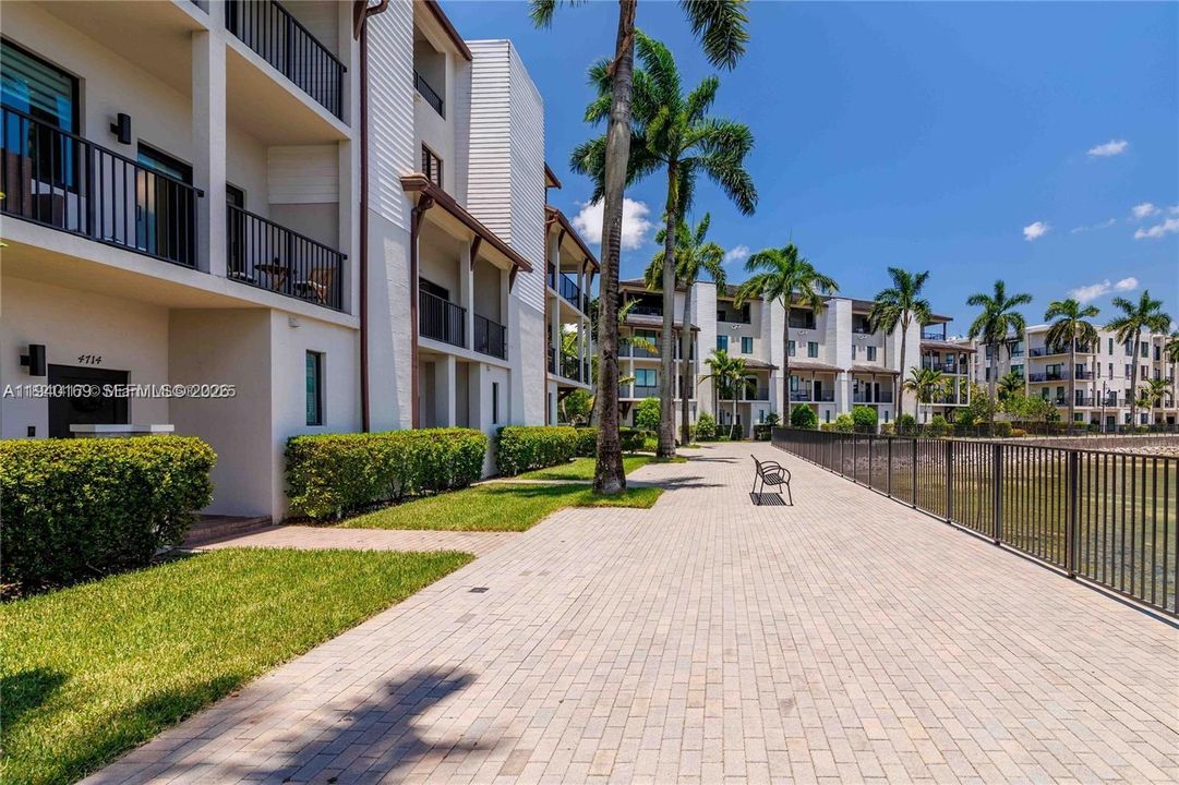 出租: $5,800 (3 贝兹, 3 浴室, 2946 平方英尺)