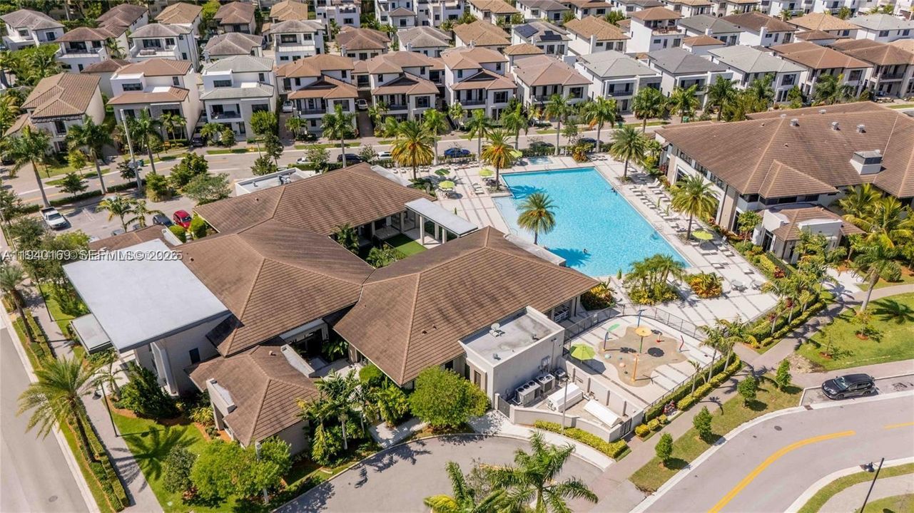 出租: $5,800 (3 贝兹, 3 浴室, 2946 平方英尺)