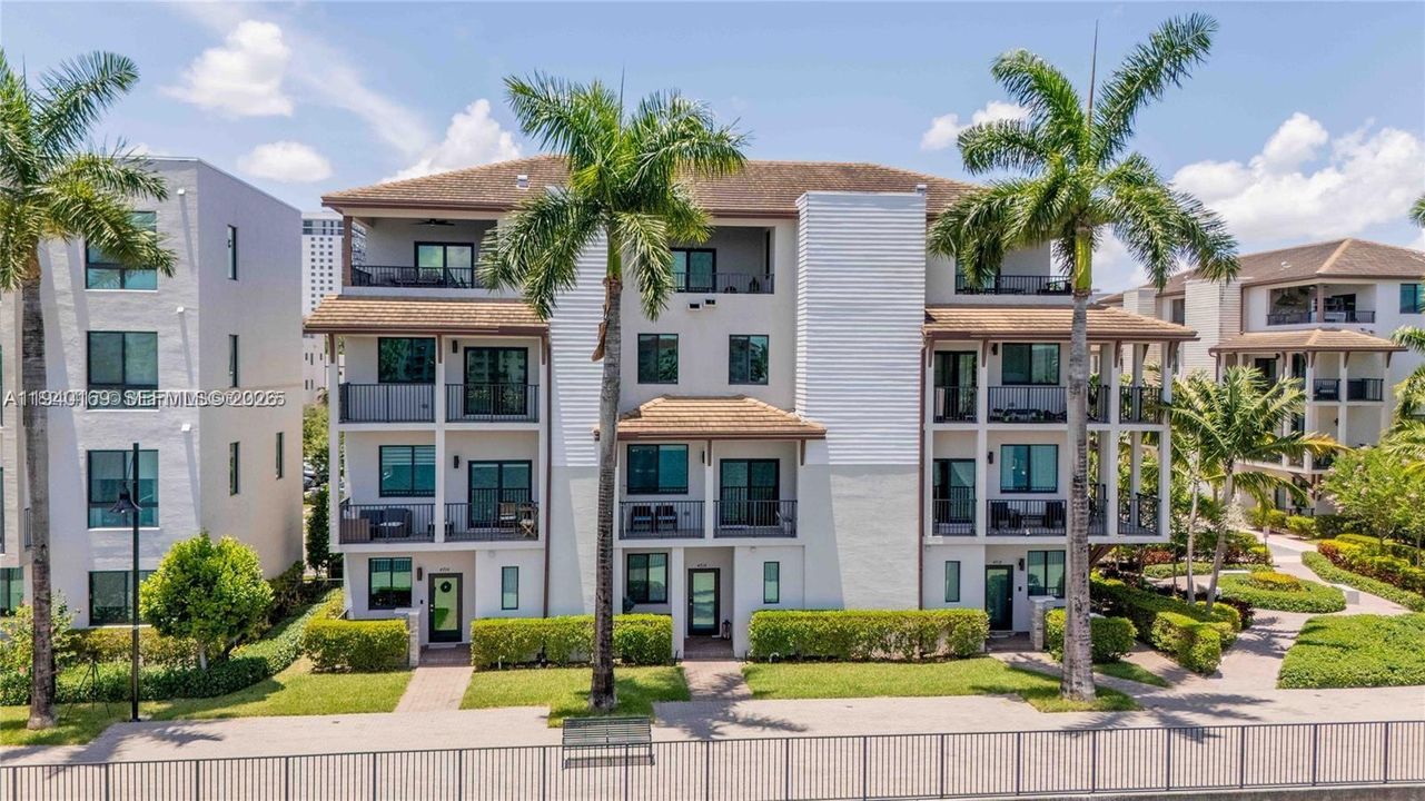 出租: $5,800 (3 贝兹, 3 浴室, 2946 平方英尺)