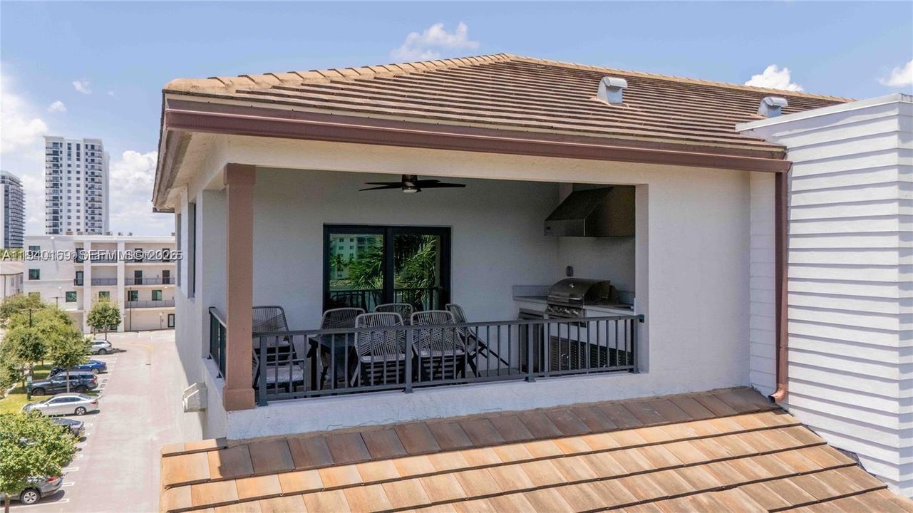 出租: $5,800 (3 贝兹, 3 浴室, 2946 平方英尺)