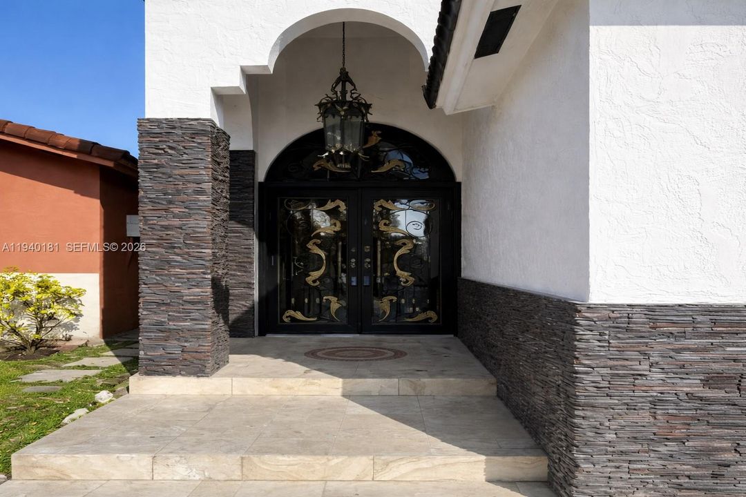 For Sale: $580,000 (3 beds, 2 baths, 1240 Square Feet)