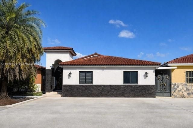 For Sale: $580,000 (3 beds, 2 baths, 1240 Square Feet)