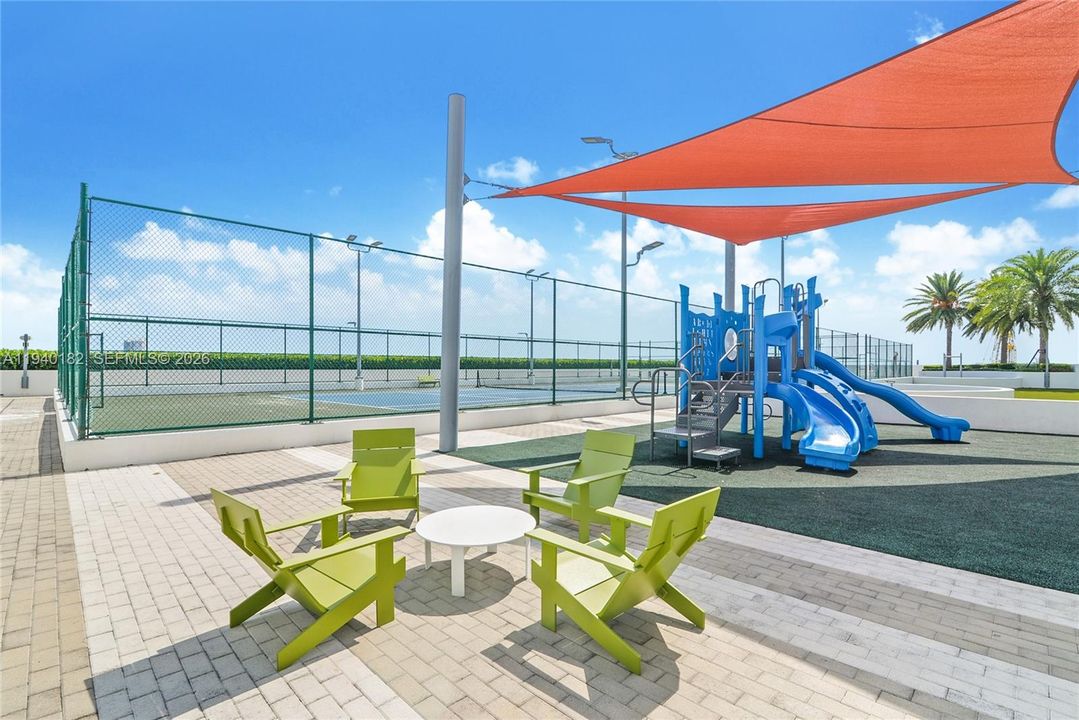 For Sale: $668,000 (2 beds, 2 baths, 1123 Square Feet)