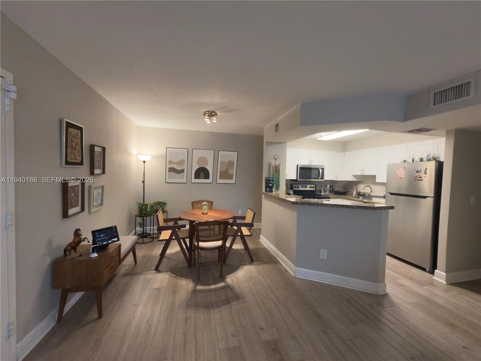 En Venta: $310,000 (2 camas, 2 baños, 1061 Pies cuadrados)