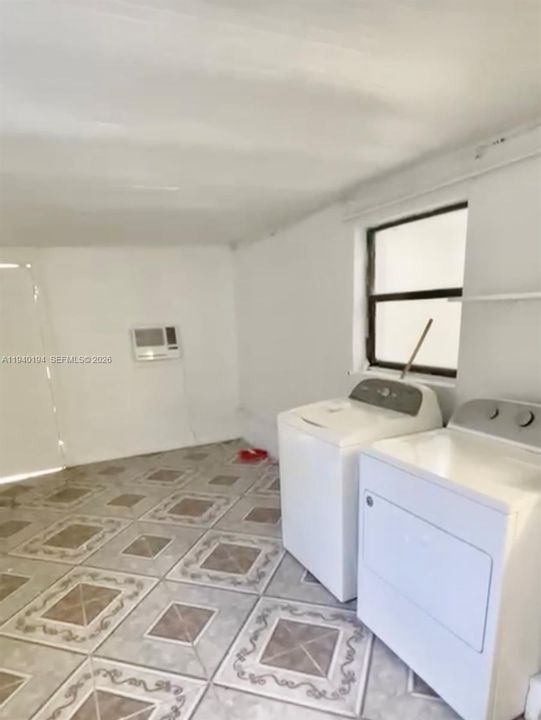 For Rent: $3,200 (3 beds, 1 baths, 1100 Square Feet)