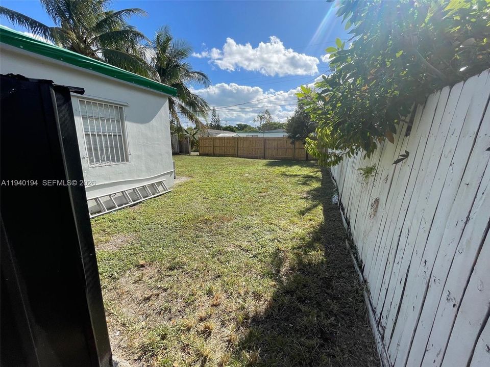 For Rent: $3,200 (3 beds, 1 baths, 1100 Square Feet)