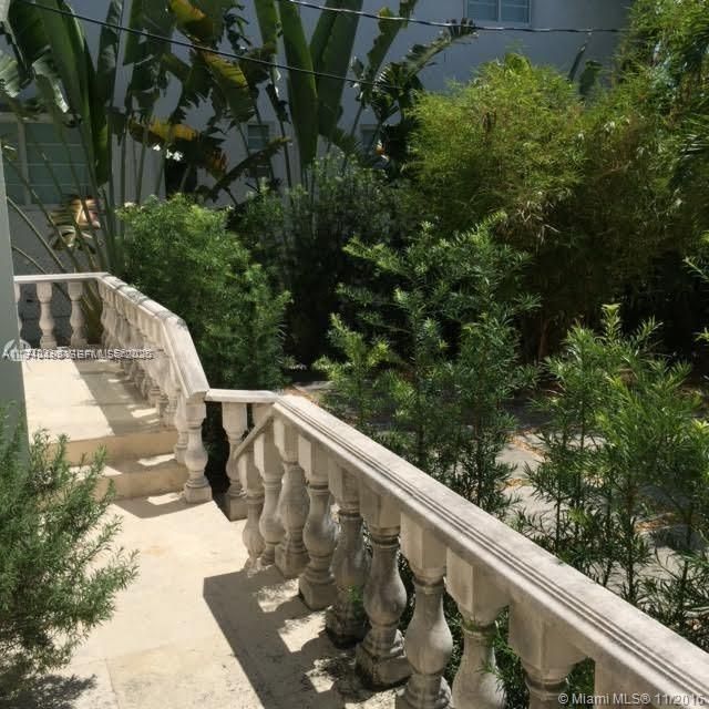 For Rent: $4,725 (2 beds, 2 baths, 1200 Square Feet)