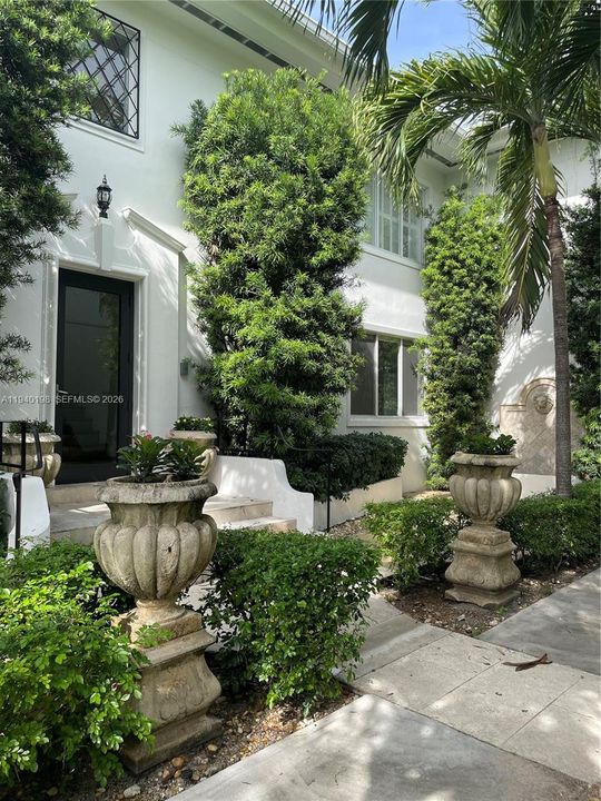 For Rent: $4,725 (2 beds, 2 baths, 1200 Square Feet)