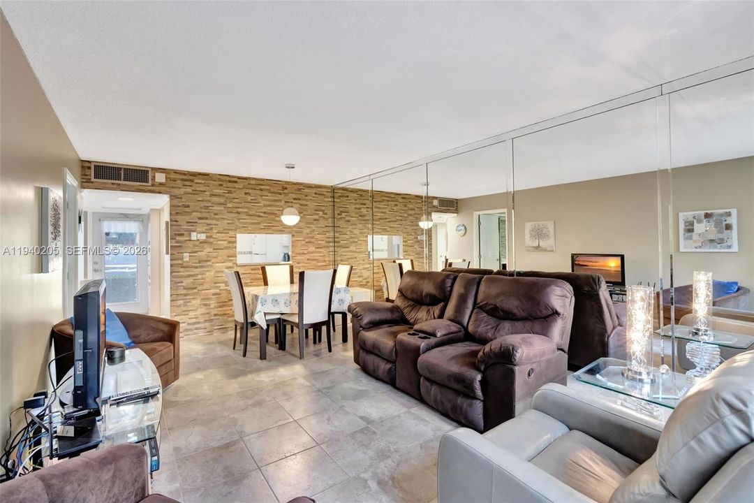 待售: $95,900 (1 贝兹, 1 浴室, 684 平方英尺)