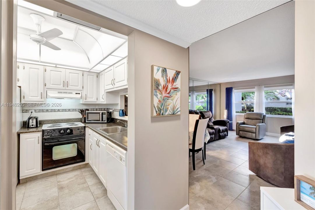 待售: $95,900 (1 贝兹, 1 浴室, 684 平方英尺)