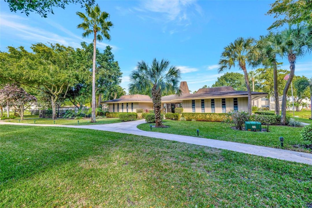 待售: $95,900 (1 贝兹, 1 浴室, 684 平方英尺)