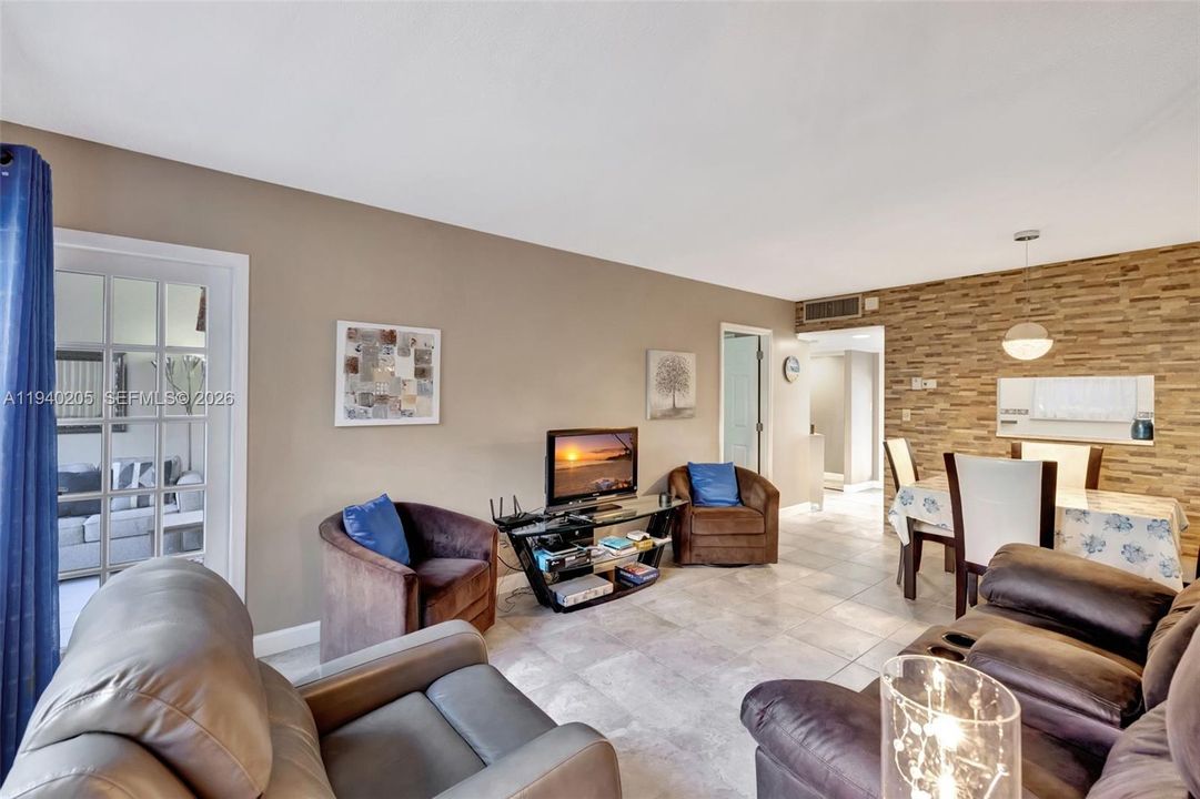 待售: $95,900 (1 贝兹, 1 浴室, 684 平方英尺)