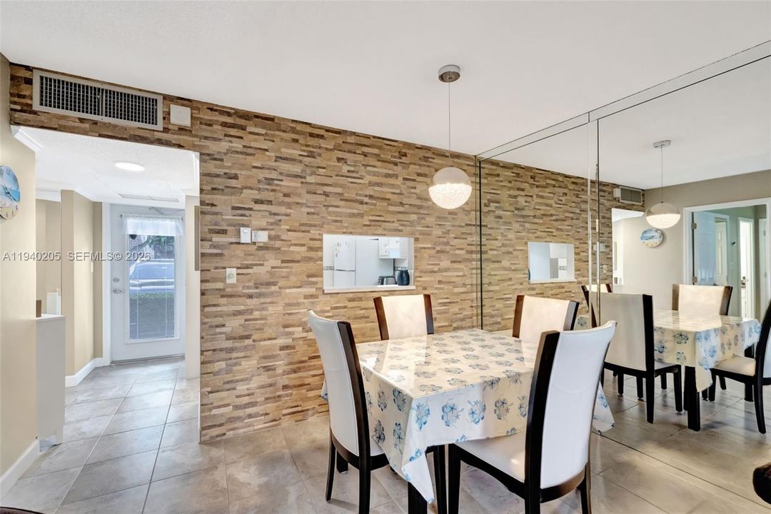 待售: $95,900 (1 贝兹, 1 浴室, 684 平方英尺)