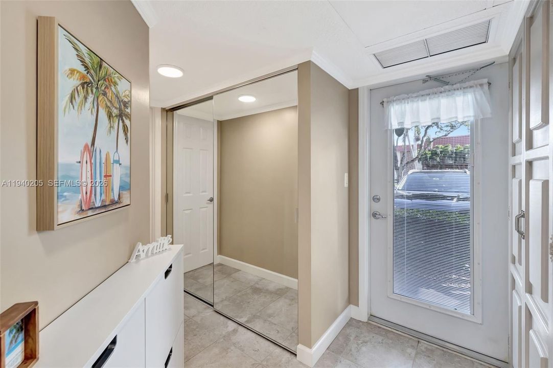 待售: $95,900 (1 贝兹, 1 浴室, 684 平方英尺)