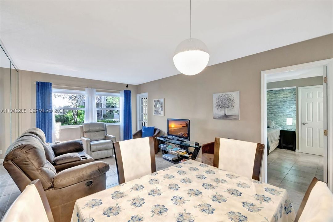 待售: $95,900 (1 贝兹, 1 浴室, 684 平方英尺)