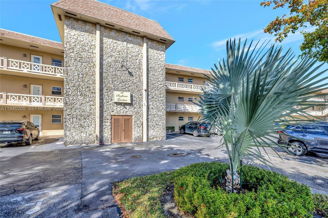 待售: $95,900 (1 贝兹, 1 浴室, 684 平方英尺)