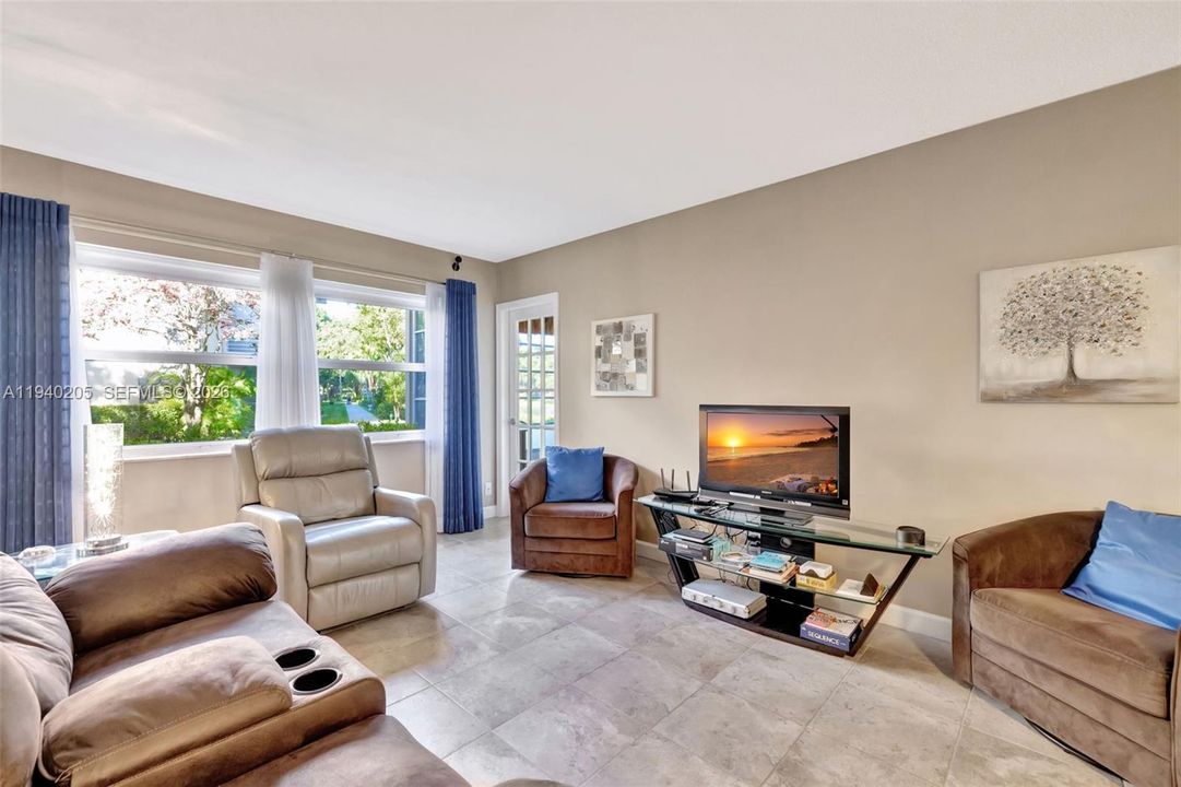 待售: $95,900 (1 贝兹, 1 浴室, 684 平方英尺)