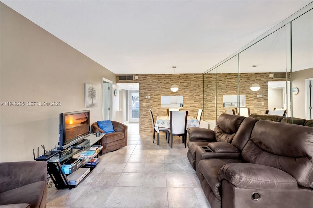 待售: $95,900 (1 贝兹, 1 浴室, 684 平方英尺)