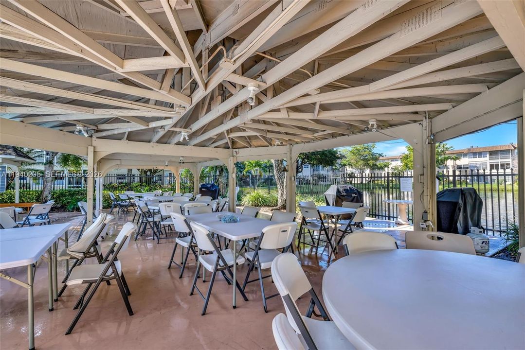 待售: $95,900 (1 贝兹, 1 浴室, 684 平方英尺)