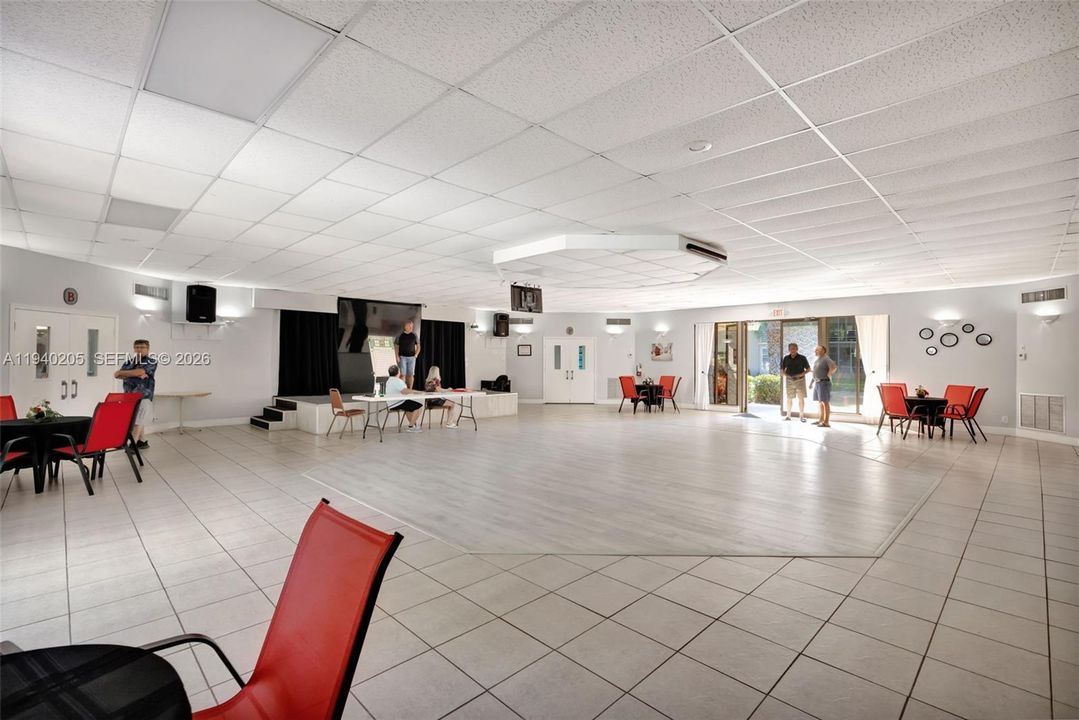 待售: $95,900 (1 贝兹, 1 浴室, 684 平方英尺)